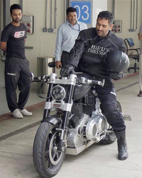 Hellcat ही जगातली सर्वात सुंदर अशी बाईक आहे. ही बाईक एक पॉवर क्रुझर आहे, त्यामुळे तिचे डिझाईन हे इतर बाईक्सपेक्षा जरा हटके असे आहे. Hellcat ही लांब पल्याच्या प्रवासासाठी अशी खास बाईक आहे. पण धोनीने या बाईकला ट्रॅकवर पळवले. X132 Hellcat मध्ये थोडे थोडके नाहीतर तब्बल 2.2-लीटर V-Twin इंजिन दिले आहे. जे 121bhp आणि 190nm इतका टार्क जनरेट करतो. Hellcat ही जगातली सर्वात सुंदर अशी बाईक आहे. ही बाईक एक पॉवर क्रुझर आहे, त्यामुळे तिचे डिझाईन हे इतर बाईक्सपेक्षा जरा हटके असे आहे. Hellcat ही लांब पल्याच्या प्रवासासाठी अशी खास बाईक आहे. पण धोनीने या बाईकला ट्रॅकवर पळवले. X132 Hellcat मध्ये थोडे थोडके नाहीतर तब्बल 2.2-लीटर V-Twin इंजिन दिले आहे. जे 121bhp आणि 190nm इतका टार्क जनरेट करतो.