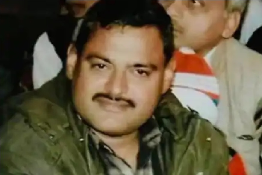 या धक्कादायक घटनेचा हिस्ट्रीशीटर विकास दुबे (Vikas Dubey) चा मोठा गुन्हेगारी इतिहास आहे. मिळालेल्या माहितीनुसार, लहानपणापासून तो गुन्हेगारी विश्वास मोठा होत आला. त्याला यामध्ये त्याचं नाव मोठं करायचं आहे. त्यामुळे विश्वास दुबेने सगळ्यात आधी त्याची गँग बनवली. त्यांच्याकडून तो चोरी, दरोडे, खून असे प्रकार करू लागला. या धक्कादायक घटनेचा हिस्ट्रीशीटर विकास दुबे (Vikas Dubey) चा मोठा गुन्हेगारी इतिहास आहे. मिळालेल्या माहितीनुसार, लहानपणापासून तो गुन्हेगारी विश्वास मोठा होत आला. त्याला यामध्ये त्याचं नाव मोठं करायचं आहे. त्यामुळे विश्वास दुबेने सगळ्यात आधी त्याची गँग बनवली. त्यांच्याकडून तो चोरी, दरोडे, खून असे प्रकार करू लागला.