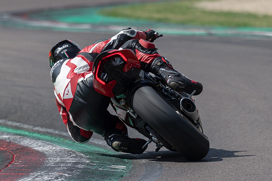 Panigale V2 मध्ये 955cc, 90 डिग्री V-twin इंजिन दिले आहे. जे 155 PS पॉवर आणि 104Nm इतका टॉर्क जेनरेट करतो. डुकाटीने दावा केला आहे की, V2 5,500rpm वर 60 टक्के जास्त टॉर्क जनरेट करेल. Panigale V2 मध्ये 955cc, 90 डिग्री V-twin इंजिन दिले आहे. जे 155 PS पॉवर आणि 104Nm इतका टॉर्क जेनरेट करतो. डुकाटीने दावा केला आहे की, V2 5,500rpm वर 60 टक्के जास्त टॉर्क जनरेट करेल.