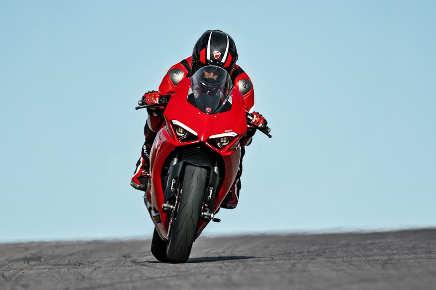 स्पोर्ट बाइक तयार करणाऱ्या डुकाटी (Ducati) ने सोमवारी आपली नवी कोरी पॅनिगेल व्ही 2 (Panigale V2) भारतात लाँच केली आहे. Panigale V2 ही बीएस-6 मानकासह लाँच करण्यात आली आहे. स्पोर्ट बाइक तयार करणाऱ्या डुकाटी (Ducati) ने सोमवारी आपली नवी कोरी पॅनिगेल व्ही 2 (Panigale V2) भारतात लाँच केली आहे. Panigale V2 ही बीएस-6 मानकासह लाँच करण्यात आली आहे.