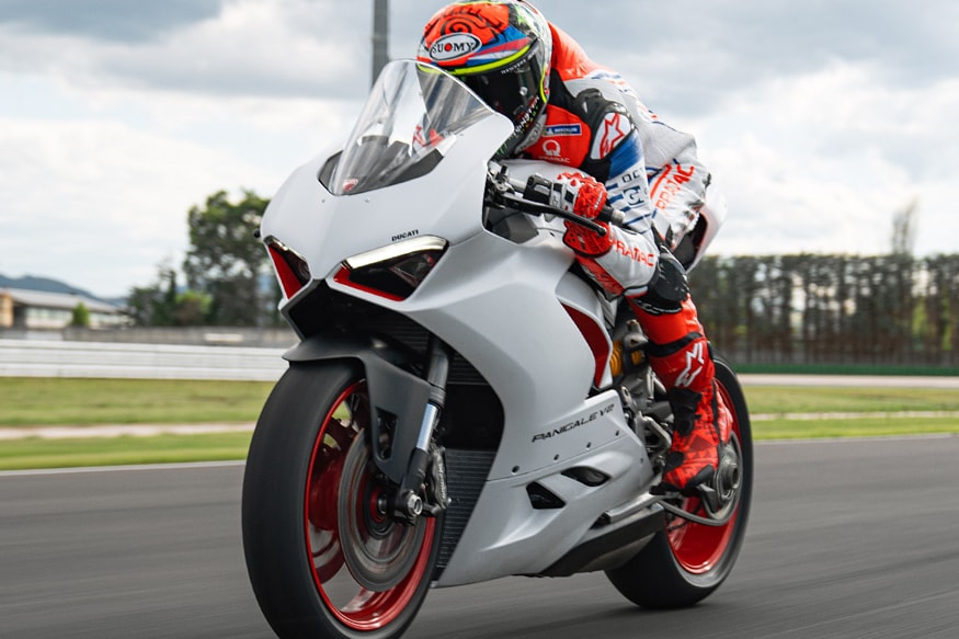नवी Panigale V2 ही एक कॉम्पक्ट बाइक आहे. ही बाइक 959 पॅनिगेलची जागा घेणार आहे. या बाइकची किंमत 15.30 लाख रुपये इतकी आहे. त्यामुळे नव्या Panigale V2 ची किंमतही 95 हजार ते 1.2 लाख जास्त असणार आहे. नवी Panigale V2 ही एक कॉम्पक्ट बाइक आहे. ही बाइक 959 पॅनिगेलची जागा घेणार आहे. या बाइकची किंमत 15.30 लाख रुपये इतकी आहे. त्यामुळे नव्या Panigale V2 ची किंमतही 95 हजार ते 1.2 लाख जास्त असणार आहे.