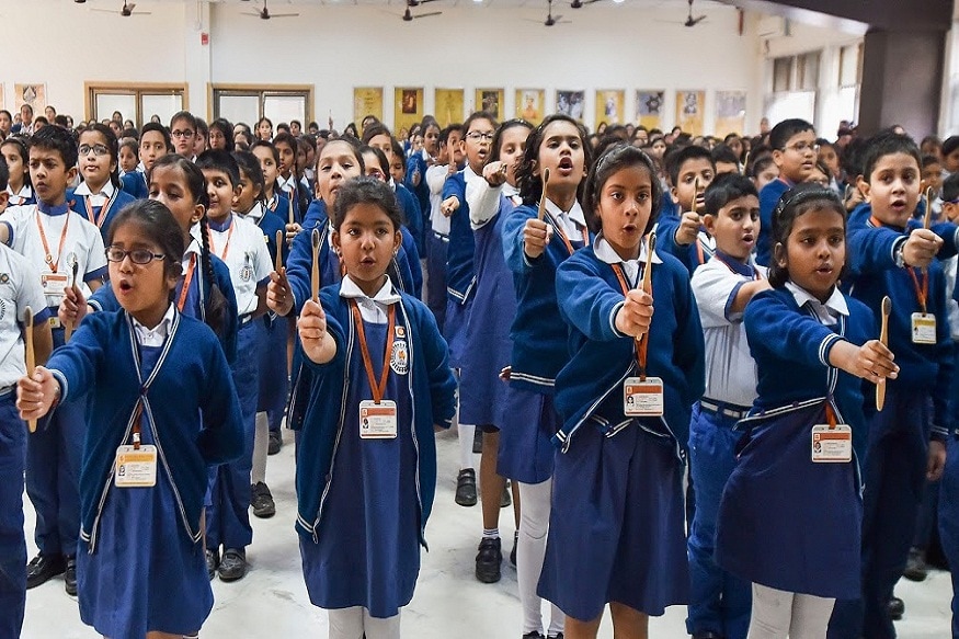 विद्यार्थ्यांच्या सुरक्षिततेसाठीची योग्य ती खबरदारी घेऊन दिवाळीनंतर राज्यातील नववी ते बारावी पर्यंतच्या शाळा सुरू करण्यात याव्या असे निर्देश मुख्यमंत्री उद्धव ठाकरे यांनी आज दिले. विद्यार्थ्यांच्या सुरक्षिततेसाठीची योग्य ती खबरदारी घेऊन दिवाळीनंतर राज्यातील नववी ते बारावी पर्यंतच्या शाळा सुरू करण्यात याव्या असे निर्देश मुख्यमंत्री उद्धव ठाकरे यांनी आज दिले.