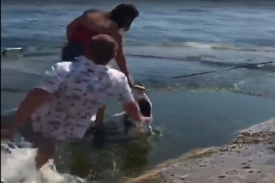 अरे देवा! हा माणूस खरोखरच प्रेमात 'पडला', VIDEO पाहून पोट धरून हसाल
