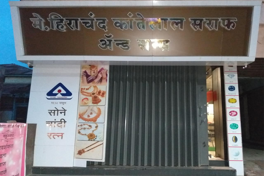 चोरांनी फोडले सोन्याचे दुकान, CCTV मध्ये दिसूनही पोलीस गेले चक्रावून!