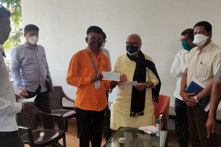 नुकसान झाले 2.5 लाखाचे, सरकारने चेक दिला 5 हजाराचा, शेतकरी म्हणाला, 'राहु द्या तुम्हालाच'!