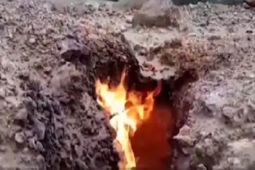 भयंकर! दुभंगली जमीन अन् अचानक निघाल्या आगीच्या ज्वाळा, पाहा थरारक VIDEO