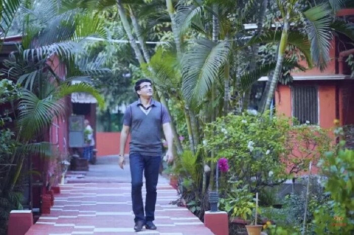 भारतीय चाहत्यांमध्ये गांगुलीबाबत एक विशेष प्रेम आहे. आज गांगुलीचा 48 वा वाढदिवस. गांगुलीच्या रेकॉर्ड्सबाबत सर्वांना माहित असेलच, पण त्याच्या घराचे फोटो पाहिलेत का? 