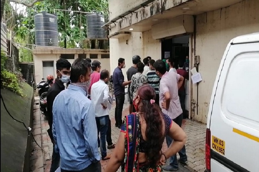 Coronavirus : जीव वाचवण्यासाठी मुंबईत लागत आहेत रांगा; आप्तांची भीषण वणवण!