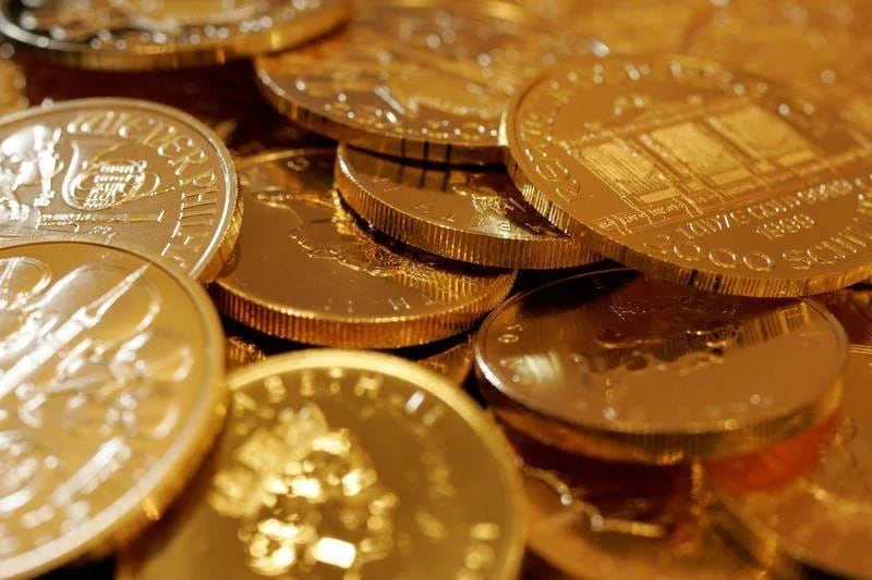 Sovereign Gold Bond ची विक्री बँक, स्टॉक होल्डिंग कॉर्पोरेशन ऑफ इंडिया लिमिटेड, निवडण्यात आलेले पोस्ट आणि एनएसई तसच बीएसईच्या माध्यमातून होते. यातील कोणत्याही ठिकाणी जाऊन तुम्ही बाँड योजनेमध्ये सामील होऊ शकता. Sovereign Gold Bond ची विक्री बँक, स्टॉक होल्डिंग कॉर्पोरेशन ऑफ इंडिया लिमिटेड, निवडण्यात आलेले पोस्ट आणि एनएसई तसच बीएसईच्या माध्यमातून होते. यातील कोणत्याही ठिकाणी जाऊन तुम्ही बाँड योजनेमध्ये सामील होऊ शकता.