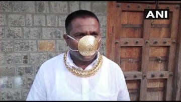 पिंपरी-चिंचवडमधील शंकर कुराडे नावाच्या इसमाने चक्क सोन्याचा मास्क खरेदी केला आहे. याकरता त्याने थोडथोडके नव्हे तर तब्बल 2.89 लाख रुपये मोजले आहेत. पिंपरी-चिंचवडमधील शंकर कुराडे नावाच्या इसमाने चक्क सोन्याचा मास्क खरेदी केला आहे. याकरता त्याने थोडथोडके नव्हे तर तब्बल 2.89 लाख रुपये मोजले आहेत.