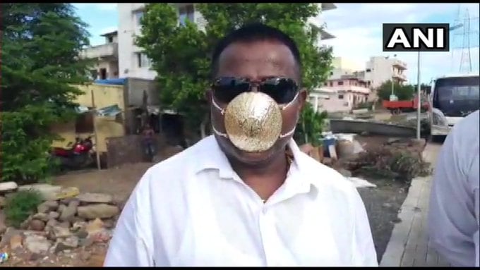 आज देशामध्ये सोन्याच्या दराने उच्चांक गाठला आहे. सोने 50 हजारांच्या वर पोहोचले आहे. अशावेळी रोजच्या वापरातील मास्कच सोन्याचा बनवून घेतल्याने या इसमाबद्दल आश्चर्य व्यक्त केले जात आहे आज देशामध्ये सोन्याच्या दराने उच्चांक गाठला आहे. सोने 50 हजारांच्या वर पोहोचले आहे. अशावेळी रोजच्या वापरातील मास्कच सोन्याचा बनवून घेतल्याने या इसमाबद्दल आश्चर्य व्यक्त केले जात आहे