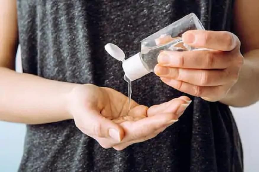 सॅनिटायझरमध्ये अल्कोहलचं प्रमाण जास्त असल्याने आग लागू शकते. त्यामुळे वापर करतांना ते आगीच्या संपर्कात यायला नको याची काळजी घ्यावी असा सल्ला तज्ज्ञांनी दिला आहे. सॅनिटायझरमध्ये अल्कोहलचं प्रमाण जास्त असल्याने आग लागू शकते. त्यामुळे वापर करतांना ते आगीच्या संपर्कात यायला नको याची काळजी घ्यावी असा सल्ला तज्ज्ञांनी दिला आहे.
