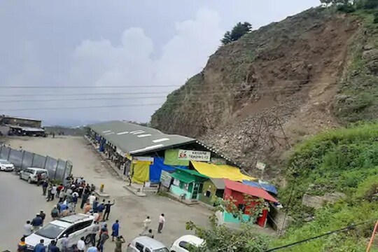 मुसळधार पावसामुळे अचानक फळ बाजारावर कोसळली दरड, थरारक LIVE VIDEO