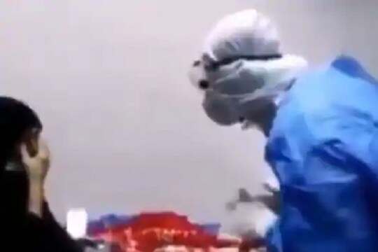 अन् तिच्यासाठी कोरोना योद्धा डॉक्टर गायक झाला; हृदयस्पर्शी VIDEO एकदा पाहाच