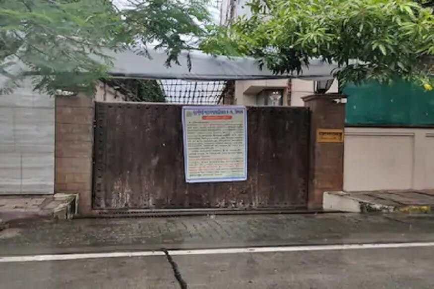 जेव्हा बच्चन कुटुंबातील सदस्यांना कोरोनाचं निदान झालं त्यावेळी त्यांच्या जलसा बंगल्याचा परिसर कंटेनमेंट झोन म्हणून घोषित करण्यात आलं होतं आणि मुंबई महापालिकेने बंगल्यावर पोस्टर लावलं होतं. जेव्हा बच्चन कुटुंबातील सदस्यांना कोरोनाचं निदान झालं त्यावेळी त्यांच्या जलसा बंगल्याचा परिसर कंटेनमेंट झोन म्हणून घोषित करण्यात आलं होतं आणि मुंबई महापालिकेने बंगल्यावर पोस्टर लावलं होतं.