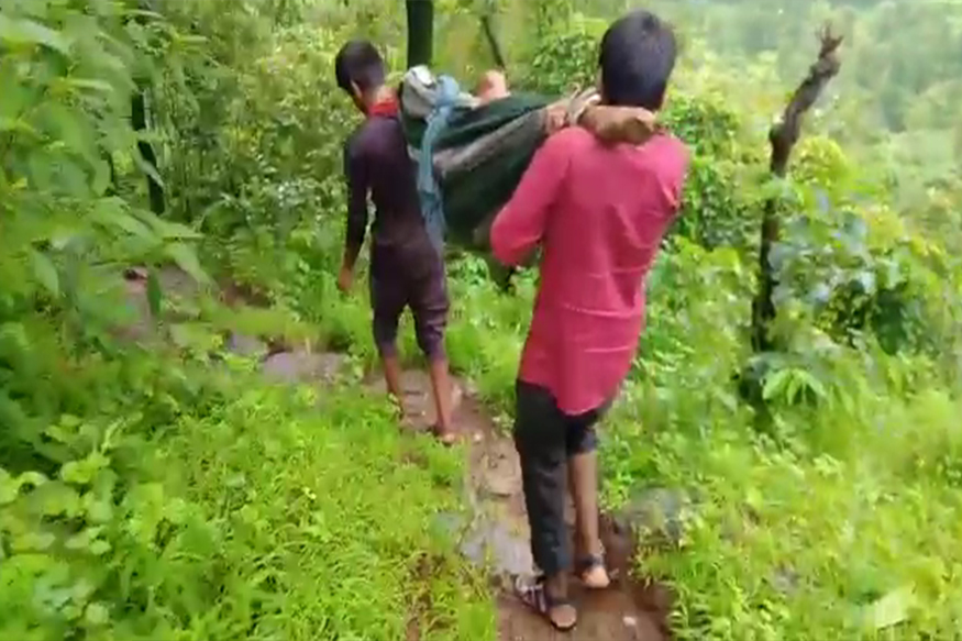 कधी होणार रस्ते? लाकडाला झोळी करून आजोबांना नेले दवाखान्यात, रत्नागिरीतला VIDEO