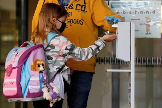 बापरे! 24 तासांत सापडले तब्बल 61 हजार रुग्ण, तरी 'या' देशात सुरू होणार शाळा