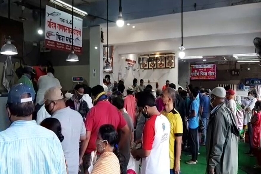 तर कोल्हापूरमध्ये आखाडी निमित्त मटन खरेदीला गर्दी पाहण्यास मिळाली. शहरातल्या अनेक मटन शॉप समोर ग्राहकांची गर्दी होती. तर कोल्हापूरमध्ये आखाडी निमित्त मटन खरेदीला गर्दी पाहण्यास मिळाली. शहरातल्या अनेक मटन शॉप समोर ग्राहकांची गर्दी होती.