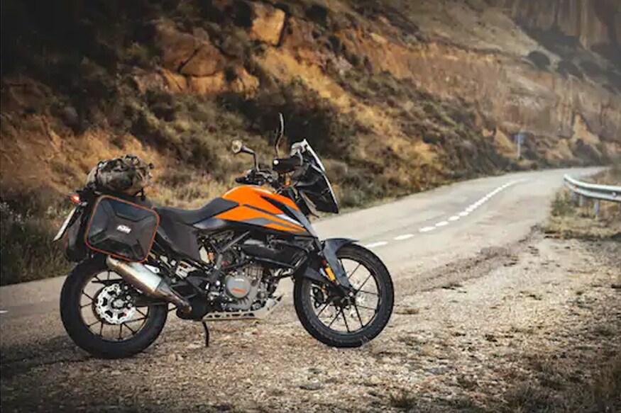 बजाज ऑटो (Bajaj Auto) ने या शानदार अॅडव्हेंचर बाइकवर नवीन ऑफर आणली आहे. ग्राहकांना KTM 390 Adventure फख्त 6,999 रुपये EMI देऊन खरेदी करता येणार आहे. बजाज ऑटो (Bajaj Auto) ने या शानदार अॅडव्हेंचर बाइकवर नवीन ऑफर आणली आहे. ग्राहकांना KTM 390 Adventure फख्त 6,999 रुपये EMI देऊन खरेदी करता येणार आहे.