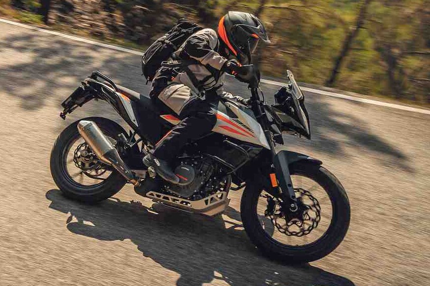 अडव्हेंचर आणि लांब पल्ल्याचा प्रवास करण्यासाठी KTM 390 Adventure ही शानदार बाइक लाँच झालेली आहे. परंतु, या बाइकची किंमत जास्त असल्यामुळे लोकांचा जास्त प्रतिसाद मिळाला नाही. त्यामुळे आता ही कंपनीने एक खास ऑफर आणली आहे. अडव्हेंचर आणि लांब पल्ल्याचा प्रवास करण्यासाठी KTM 390 Adventure ही शानदार बाइक लाँच झालेली आहे. परंतु, या बाइकची किंमत जास्त असल्यामुळे लोकांचा जास्त प्रतिसाद मिळाला नाही. त्यामुळे आता ही कंपनीने एक खास ऑफर आणली आहे.