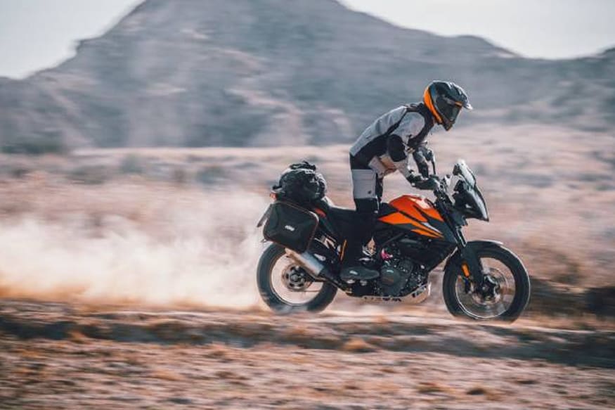 KTM 390 Adventure मध्ये 6-स्पीड गियरबॉक्स दिला आहे. तसंच या बाइकमध्ये समोर 320 मिलीमीटर डिस्क ब्रेक दिले आहे. तर मागे 230 मिलीमीटर का डिस्क ब्रेक दिले आहे. सुरक्षेसाठी यात ऑफ-रोड ABS आणि कॉर्निंग ABS दिले आहे. KTM 390 Adventure मध्ये 6-स्पीड गियरबॉक्स दिला आहे. तसंच या बाइकमध्ये समोर 320 मिलीमीटर डिस्क ब्रेक दिले आहे. तर मागे 230 मिलीमीटर का डिस्क ब्रेक दिले आहे. सुरक्षेसाठी यात ऑफ-रोड ABS आणि कॉर्निंग ABS दिले आहे.