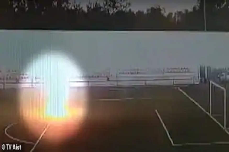 भयंकर! सराव सुरू असतानाच फुटबॉलपटूवर कोसळली वीज, थरकाप उडवणारा VIDEO VIRAL