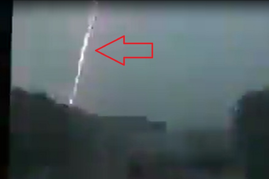 भयंकर! डोळ्यादेखत वीज कोसळताना कॅमेऱ्यात कैद, पाहा थरारक VIDEO