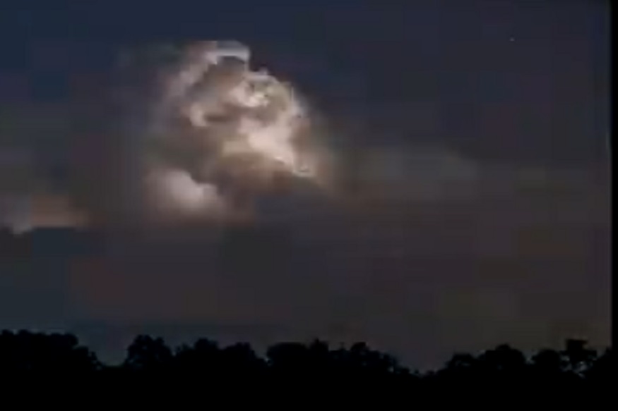 आकाशातील मनमोहक रंगामध्ये विजांचा कडकडाट, VIDEO पाहून डोळ्यांचे पारणे फिटेल