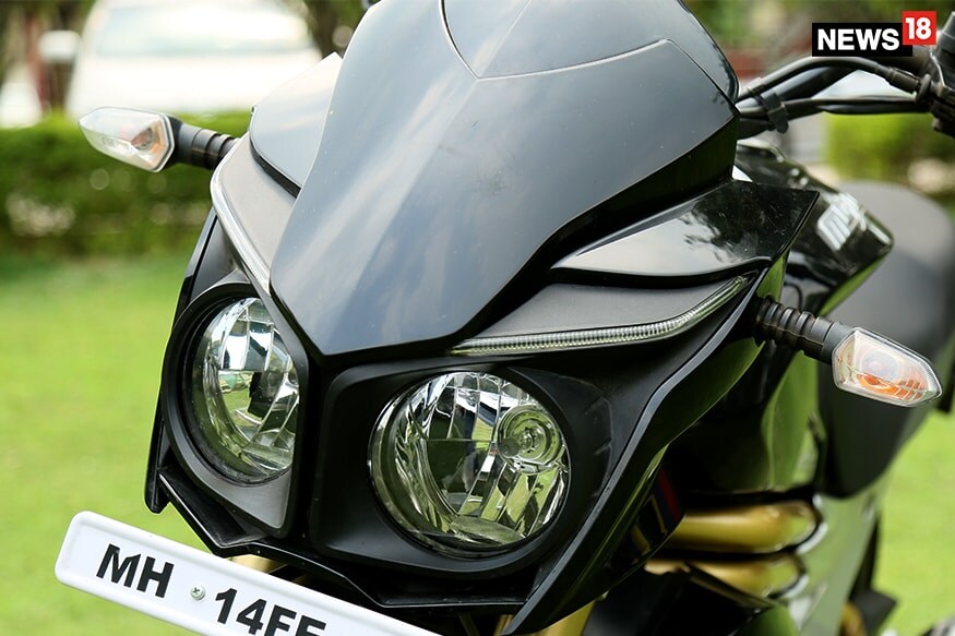 Mojo 300 मध्ये एक्सटेंडेड टँकवर 'BS6' चा बॅज आणि सोबतच साइड पॅनल वर '300 ABS' असे स्टिकर पाहण्यास मिळतील. सोबतच नवीन कलरही मिळतील. Mojo 300 मध्ये एक्सटेंडेड टँकवर 'BS6' चा बॅज आणि सोबतच साइड पॅनल वर '300 ABS' असे स्टिकर पाहण्यास मिळतील. सोबतच नवीन कलरही मिळतील.