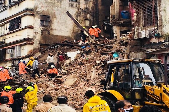 यामुळे बिल्डींगमधील दुसऱ्या बाजूला राहणारे रहिवासी अडकले असल्याचं सांगण्यात येत आहे. त्यांना बाहेर काढण्यासाठी फायर बिग्रेडचे अधिकारी प्रयत्न करत आहेत.
