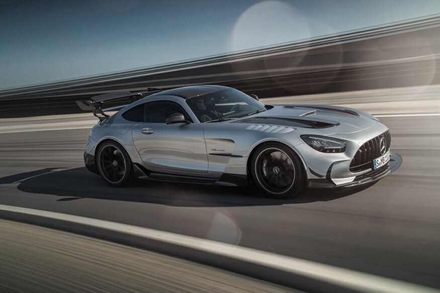 शानदार आणि आलिशान कार तयार करणाऱ्या मर्सिडीजने Mercedes-AMG GT ब्लॅक सीरीज लाँच केली आहे. युरोपमध्ये हे मॉडेल पाहण्यास मिळणार आहे. भारतात हे मॉडेल 2021 मध्ये लाँच होण्याची शक्यता आहे. शानदार आणि आलिशान कार तयार करणाऱ्या मर्सिडीजने Mercedes-AMG GT ब्लॅक सीरीज लाँच केली आहे. युरोपमध्ये हे मॉडेल पाहण्यास मिळणार आहे. भारतात हे मॉडेल 2021 मध्ये लाँच होण्याची शक्यता आहे.