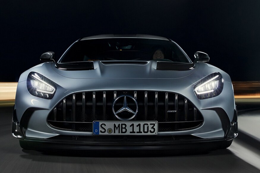 Mercedes-AMG GT Black मध्ये पॉवरफुल 4.0 लिटर V8 इंजिन दिले आहे. आता V8 इंजन असल्यामुळे तब्बल 700 bhp इतकी पॉवर मिळेल. जे 900 Nm इतका पीक टॉर्क जेनरेट करते. इतके पॉवरफुल्ल इंजिन म्हटल्यावर कारचा वेग किती गाठू शकते याचा विचार न केलेला बरा. Mercedes-AMG GT Black मध्ये पॉवरफुल 4.0 लिटर V8 इंजिन दिले आहे. आता V8 इंजन असल्यामुळे तब्बल 700 bhp इतकी पॉवर मिळेल. जे 900 Nm इतका पीक टॉर्क जेनरेट करते. इतके पॉवरफुल्ल इंजिन म्हटल्यावर कारचा वेग किती गाठू शकते याचा विचार न केलेला बरा.