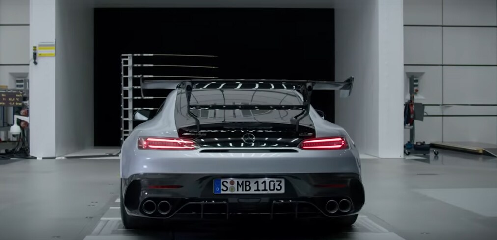 Mercedes-AMG कडून या कारमध्ये अनेक वेगवेगळे फिचर्स दिले आहे. या कारमध्ये ब्लाइंड स्पॉट असिस्ट, लेन कीप असिस्ट दिले आहे, जे समोरील आणि मागील कॅमेरे सेंसरने काम करतील. Mercedes-AMG कडून या कारमध्ये अनेक वेगवेगळे फिचर्स दिले आहे. या कारमध्ये ब्लाइंड स्पॉट असिस्ट, लेन कीप असिस्ट दिले आहे, जे समोरील आणि मागील कॅमेरे सेंसरने काम करतील.