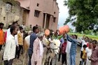 अन् शेतकऱ्याने ओतल्या दुधाच्या कॅन बैलांच्या अंगावर, पाहा हा VIDEO