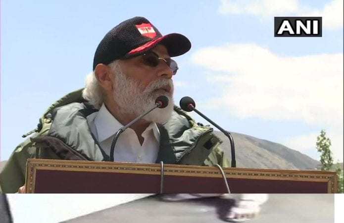 पंतप्रधान नरेंद्र मोदी यांनी अचनक केलेल्या लेह दौऱ्यातून दादागिरी करणाऱ्या चीनला सूचक संदेश दिला आहे. या दौऱ्यामागचे 8 महत्त्वाचे मुद्दे काय आहेत जाणून घेऊया. पंतप्रधान नरेंद्र मोदी यांनी अचनक केलेल्या लेह दौऱ्यातून दादागिरी करणाऱ्या चीनला सूचक संदेश दिला आहे. या दौऱ्यामागचे 8 महत्त्वाचे मुद्दे काय आहेत जाणून घेऊया.