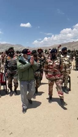 भारत-चीन लडाखच्या सीमेवर सुरू असलेल्या तणावासंदर्भात या दौऱ्यातून पंतप्रधान नरेंद्र मोदींनी चीनला सूचक इशारा दिला आहे. संपूर्ण भारत सैनिकांच्या पाठीशी खंभीरपणे उभा आहे. भारत-चीन लडाखच्या सीमेवर सुरू असलेल्या तणावासंदर्भात या दौऱ्यातून पंतप्रधान नरेंद्र मोदींनी चीनला सूचक इशारा दिला आहे. संपूर्ण भारत सैनिकांच्या पाठीशी खंभीरपणे उभा आहे.