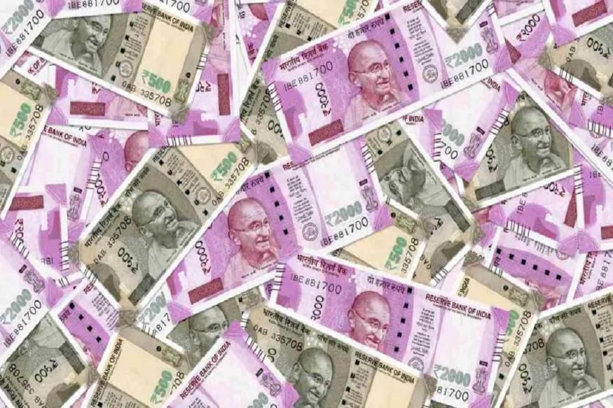 गेल्या वर्षी एलआयसीला आयडीबीआय बँकेचा हिस्सादेखील विकण्यात आला होता. त्यानंतर ही बँक खासगी झाली आहे. IDBI ही एक सरकारी बँक होती, जी 1964 मध्ये देशात स्थापन झाली. एलआयसीने 21000 कोटींची गुंतवणूक करुन आयडीबीआयचा 51% हिस्सा विकत घेतला आहे. यानंतर एलआयसी आणि सरकारने मिळून आयडीबीआय बँकेला 9300 कोटी रुपये दिले. यात एलआयसीचा हिस्सा 4,743 कोटी रुपये होता. गेल्या वर्षी एलआयसीला आयडीबीआय बँकेचा हिस्सादेखील विकण्यात आला होता. त्यानंतर ही बँक खासगी झाली आहे. IDBI ही एक सरकारी बँक होती, जी 1964 मध्ये देशात स्थापन झाली. एलआयसीने 21000 कोटींची गुंतवणूक करुन आयडीबीआयचा 51% हिस्सा विकत घेतला आहे. यानंतर एलआयसी आणि सरकारने मिळून आयडीबीआय बँकेला 9300 कोटी रुपये दिले. यात एलआयसीचा हिस्सा 4,743 कोटी रुपये होता.
