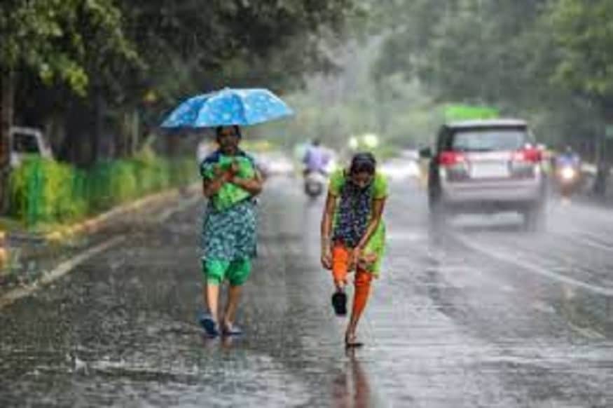 ओल्या चपला वापरू नयेत, यामुळे पायांच्या बोटांमध्ये बुरशीजन्य रोगांचा प्रादुर्भाव होण्याचा धोका वाढतो. ओल्या चपला वापरू नयेत, यामुळे पायांच्या बोटांमध्ये बुरशीजन्य रोगांचा प्रादुर्भाव होण्याचा धोका वाढतो.