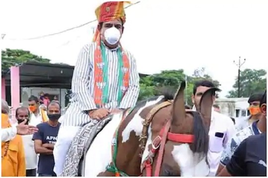 निवडणुकीत प्रचारासाठी भाजप नेत्यांची स्वारी घोड्यावर, कोरोनामुळे उमेदवारांना फुटला घाम