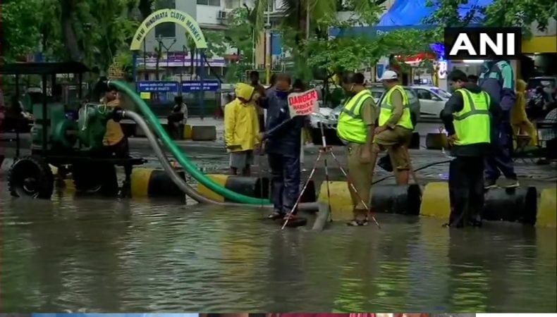 मुंबई, ठाण्यासह उपनगरांना 24 तासात मुसळधार पावसानं झोडपलं आहे. जोरदार सुरू असलेल्या पावसामुळे मुंबईची पुन्हा तुंबई होण्याच सुरुवात झाली. मुंबई, ठाण्यासह उपनगरांना 24 तासात मुसळधार पावसानं झोडपलं आहे. जोरदार सुरू असलेल्या पावसामुळे मुंबईची पुन्हा तुंबई होण्याच सुरुवात झाली.