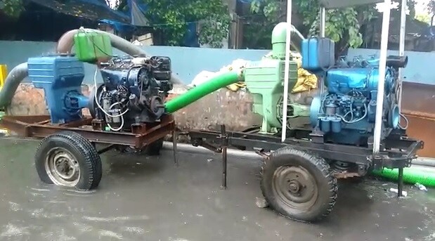 मुंबई पहिल्याच मोठ्या पावसात अनेक सखल भागात पाणी साचलं. विशेषतः मेट्रोची काम सुरू असलेल्या ठिकाणी हे चित्र पाहायला मिळालं. मुंबई पहिल्याच मोठ्या पावसात अनेक सखल भागात पाणी साचलं. विशेषतः मेट्रोची काम सुरू असलेल्या ठिकाणी हे चित्र पाहायला मिळालं.