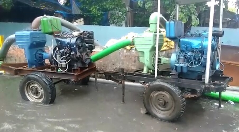 मुंबई पहिल्याच मोठ्या पावसात अनेक सखल भागात पाणी साचलं. विशेषतः मेट्रोची काम सुरू असलेल्या ठिकाणी हे चित्र पाहायला मिळालं.