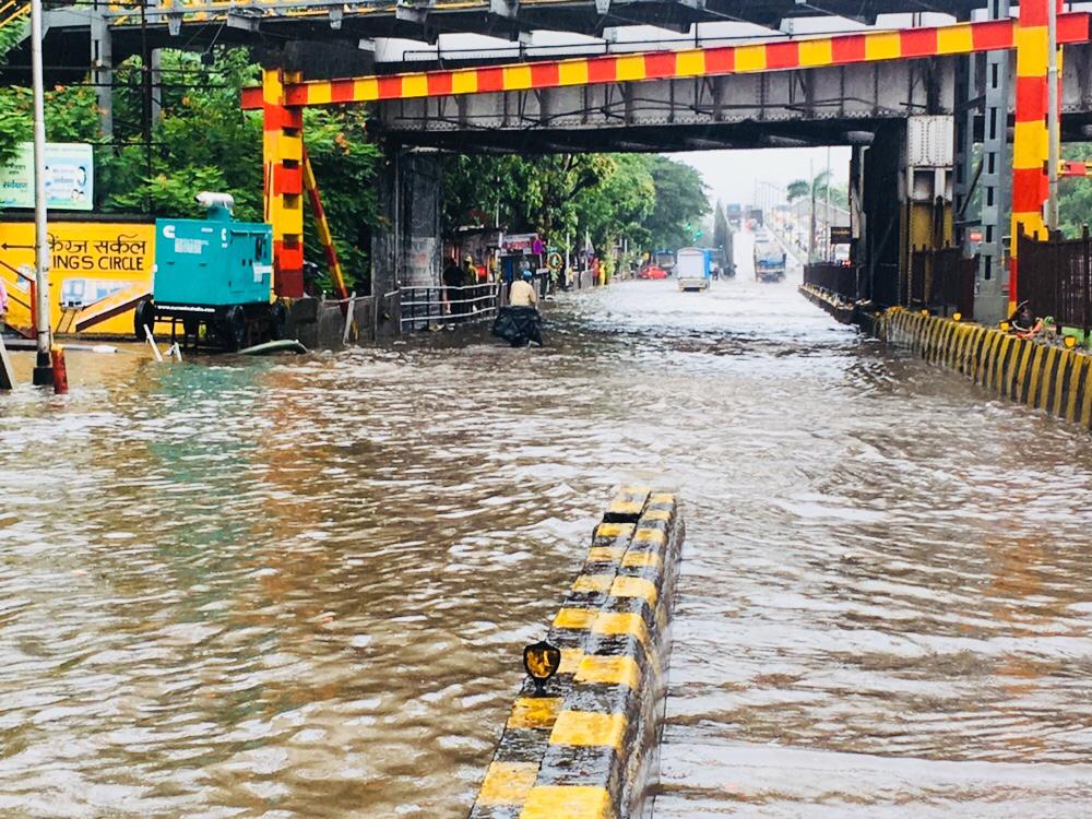 मुसळधार पावसामुळे मुंबईच्या अनेक सखल भागात पाणी साचण्यास सुरुवात झाली आहे. सकाळपासूनच मुंबईत आणि उपनगरांत पावसाचा जोर सुरू आहे. मुसळधार पावसामुळे मुंबईच्या अनेक सखल भागात पाणी साचण्यास सुरुवात झाली आहे. सकाळपासूनच मुंबईत आणि उपनगरांत पावसाचा जोर सुरू आहे.