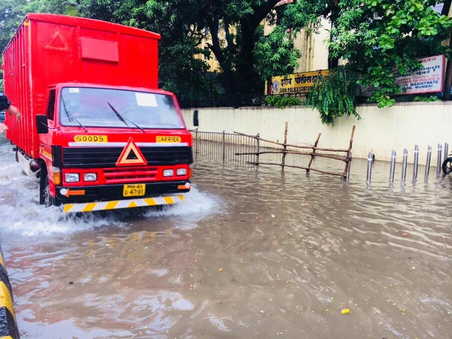 वसई विरारमध्येही पावसाने जोरदार बॅटिंग सुरू केली असून काही ठिकाणी सखल भागात पाणी साचलं.