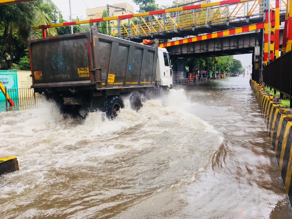 अंधेरीमध्ये मुसळधार पाऊस झाला. अशात अंधेरी सबवे बंद करण्यात आला होता. अंधेरीच्या सबवेमध्ये तीन ते चार फूट पाणी साचलं होतं. अंधेरीमध्ये मुसळधार पाऊस झाला. अशात अंधेरी सबवे बंद करण्यात आला होता. अंधेरीच्या सबवेमध्ये तीन ते चार फूट पाणी साचलं होतं.