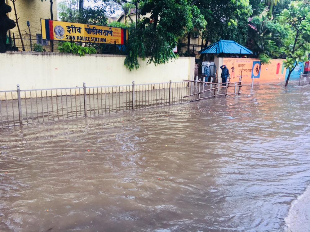 सायन भागात षणमुखानंद सभागृह रोडवरील मुख्य रस्ता चौकात मोठ्या प्रमाणात पाणी साचलं आहे. त्यामुळे वाहतूक कोंडी देखील या रस्त्यावर झाली आहे. सायन भागात षणमुखानंद सभागृह रोडवरील मुख्य रस्ता चौकात मोठ्या प्रमाणात पाणी साचलं आहे. त्यामुळे वाहतूक कोंडी देखील या रस्त्यावर झाली आहे.