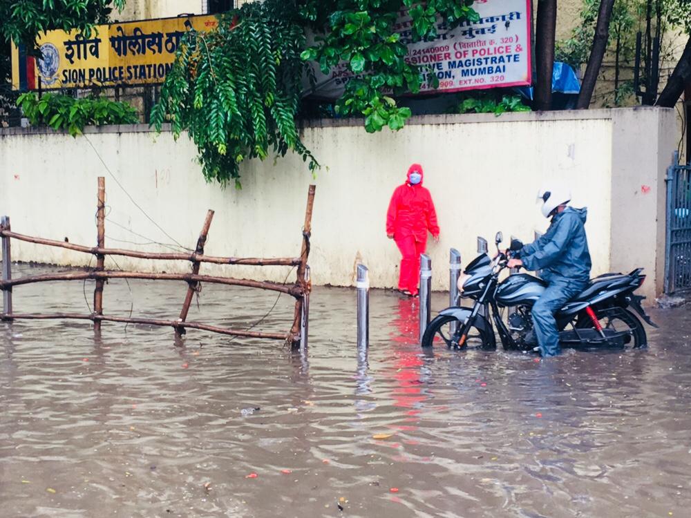 राज्यात कोरोनाव्हायरसचा प्रकोप वाढत असताना सुरू झालेल्या मान्सूनमुळे कोरोनाचा धोका आणखी वाढणार आहे. मुंबईसह ठाणे, पालघर आणि अनेक उपनगरांमध्ये पावसानं जोरदार हजेरी लावली. शुक्रवारीही मुंबईत पाऊस झाला. त्याची दृश्य... राज्यात कोरोनाव्हायरसचा प्रकोप वाढत असताना सुरू झालेल्या मान्सूनमुळे कोरोनाचा धोका आणखी वाढणार आहे. मुंबईसह ठाणे, पालघर आणि अनेक उपनगरांमध्ये पावसानं जोरदार हजेरी लावली. शुक्रवारीही मुंबईत पाऊस झाला. त्याची दृश्य...