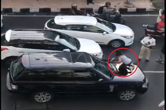 VIDEO: पत्नीनं पतीला गर्लफ्रेंडसोबत रंगेहात पकडलं, मुंबईत भररस्त्यात गाडीच्या बोनेटवर चढून केला राडा