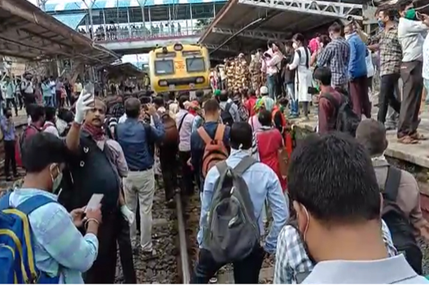 अखेर चाकरमान्यांचा बांध सुटला, 'मुंबई लोकल सुरू करा' नालासोपाऱ्यात रेल्वे रोको!