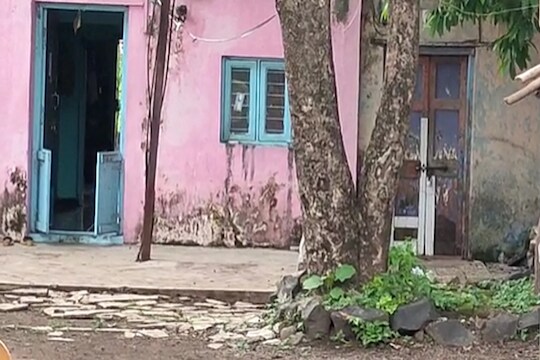 बापानेच केला अतिप्रसंग, संतापलेल्या मुलीने गळ्यावर पाय देऊन घेतला जीव